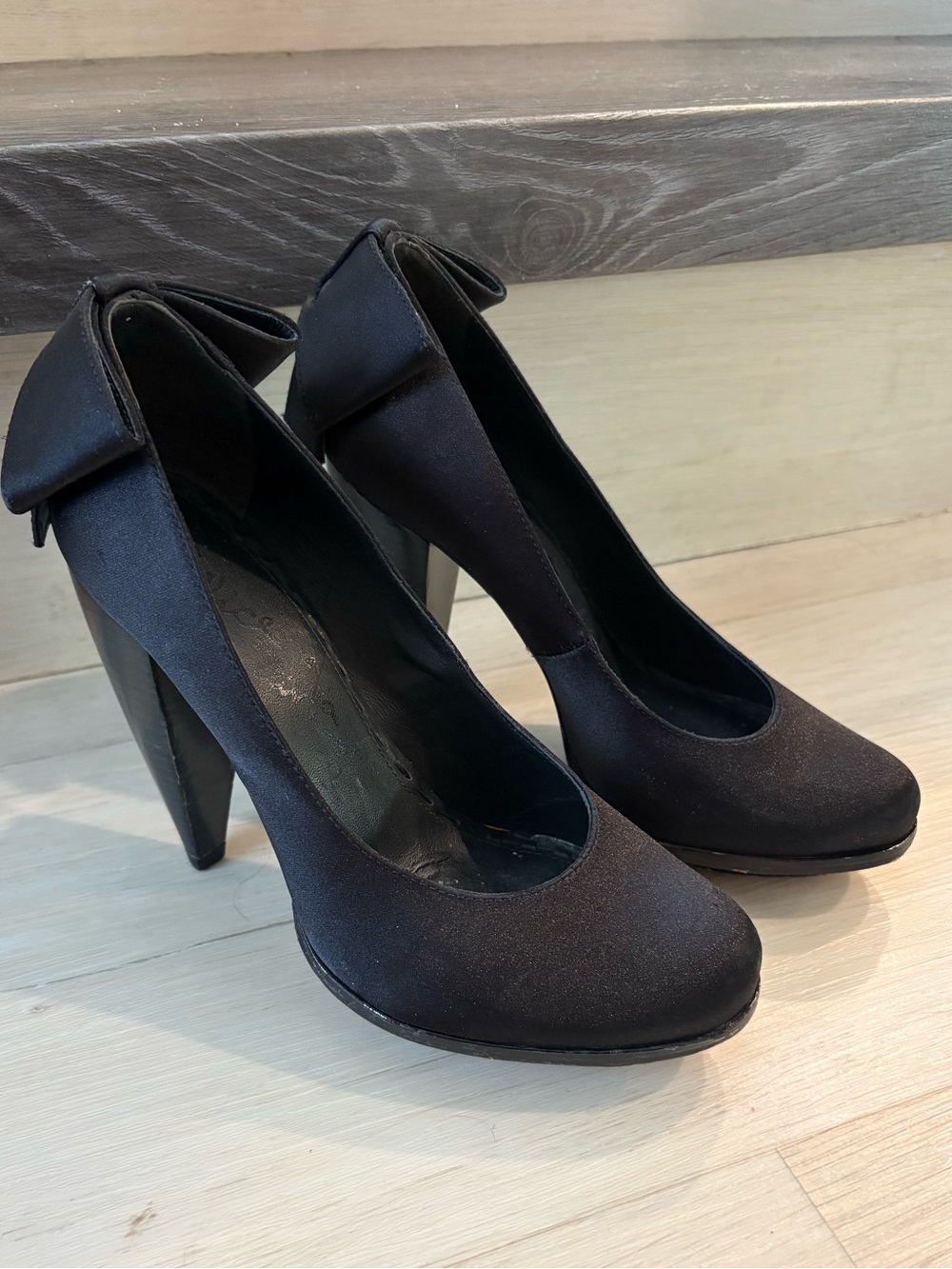 Alice & Olivia Women’s Black Stretch High Heel Pump with Pointed Toe